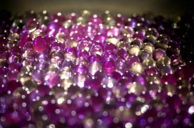 Mermer kristal berraklığında topu, gökkuşağı renkli parlak arka plan parıldıyor. Seçici odak. Çok renkli