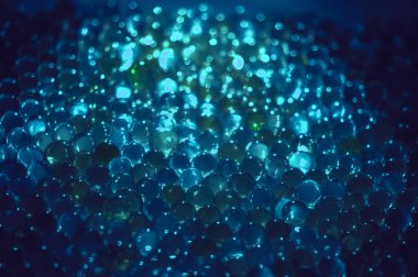 Mermer kristal berraklığında topu, gökkuşağı renkli parlak arka plan parıldıyor. Seçici odak. Çok renkli