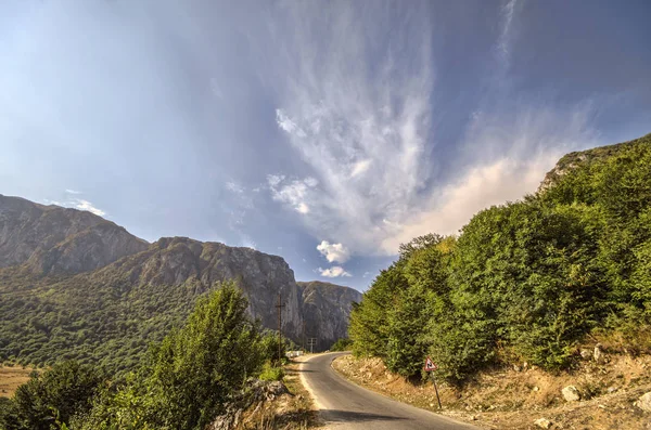 Montagnes Rocheuses Paysage avec ciel ensoleillé avec nuages. Belle nature du Caucase. Azerbaïdjan Guba — Photo