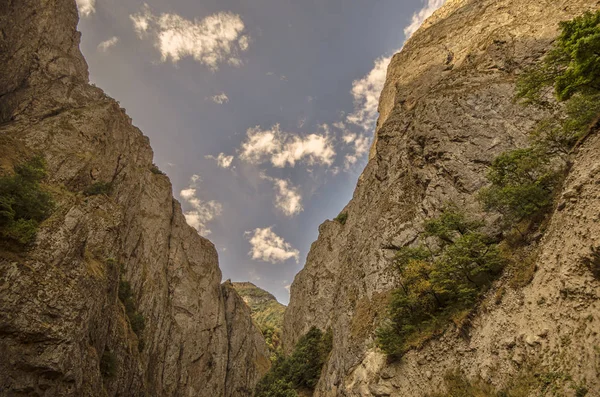 Paysage incroyable de montagnes rocheuses et ciel bleu. Vue du ciel entre deux rochers. Les montagnes du Caucase. Xinaliq Guba Azerbaïdjan — Photo