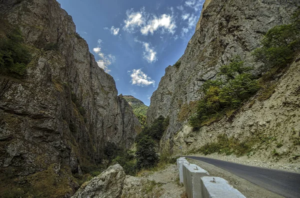 Autoroute droite vide menant au village de Xinalig. Beau paysage de grandes montagnes du Caucase et route de campagne avec ciel nuageux bleu et herbe jaune. Azerbaïdjan Guba nature — Photo