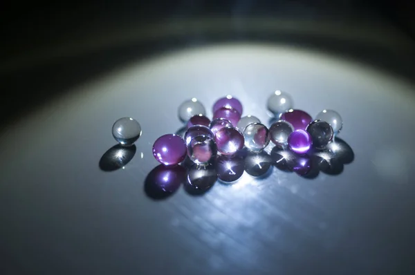 Μαρμάρινο κρυστάλλινη μπάλα, ουράνιο τόξο πολύχρωμα γκλίτερ αστράφτει φόντο. Επιλεκτική εστίαση. Πολύχρωμα — Φωτογραφία Αρχείου