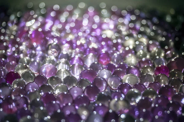 Μαρμάρινο κρυστάλλινη μπάλα, ουράνιο τόξο πολύχρωμα γκλίτερ αστράφτει φόντο. Επιλεκτική εστίαση. Πολύχρωμα — Φωτογραφία Αρχείου