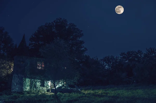 Éjszakai tájkép zöld rét, a fák és a rejtélyes középkori vár egy teljes Hold éjszaka. Nabran Azerbajdzsán — Stock Fotó