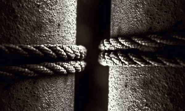 Rope circle on the metal pole, tied rope on the pole close up. 2 poles with 2 ropes. Selective focus — Stock Photo, Image