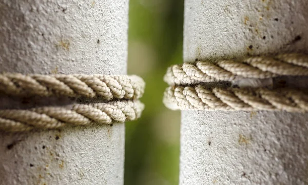 Círculo de corda no poste de metal, amarrado corda no poste de perto. 2 postes com 2 cordas. Foco seletivo — Fotografia de Stock