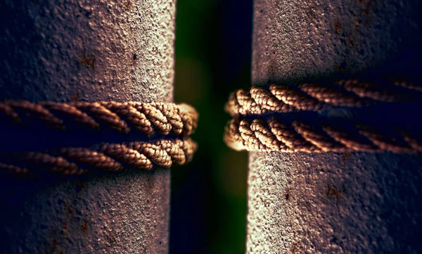 Touw cirkel op de metalen paal, gebonden touw op de paal close-up. 2 stokken met 2 touwen. Selectieve aandacht — Stockfoto