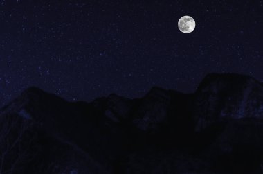 dağ nehir taşları ve dağ yamacı gece ay ışığı'nın eteklerinde orman çim ile. Azerbaycan