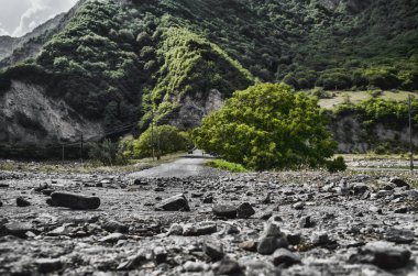 Güzel yaz peyzaj dağlar, yeşil çayırlar ve koyu mavi gökyüzü bulutlu. Büyük Caucasus. Azerbaycan