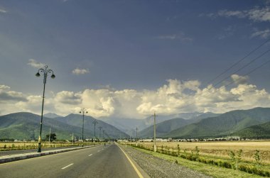 Güzel yaz peyzaj dağlar, yeşil çayırlar ve koyu mavi gökyüzü bulutlu. Büyük Caucasus. Azerbaycan