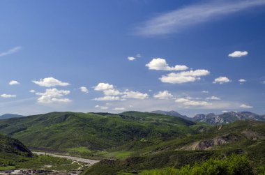Dağ yeşil çayır. Doğanın kompozisyon. Büyük Kafkasya bahar bakış doğa güzel manzara. Azerbaycan baharda. Şamahı İsmayıllı