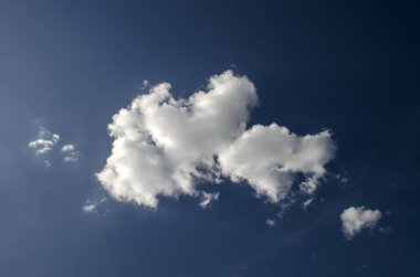 Mavi gökyüzünde beyaz bulut