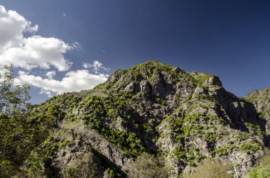 Dağ yolundan Bisiklete binme. Puslu dağ yolu yüksek dağlarda... Dağ yolu ile bulutlu gökyüzü. Büyük Caucasus. Azerbaycan Lahic
