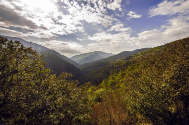 Şafak güneş ile dağlarda güzel manzara. Dağlar, günbatımı zamanı. Azerbaycan, Taliş Dağları. Yardimli