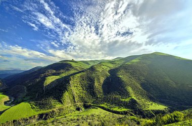 Şafak güneş ile dağlarda güzel manzara. Dağlar, günbatımı zamanı. Azerbaycan, Taliş Dağları. Yardimli