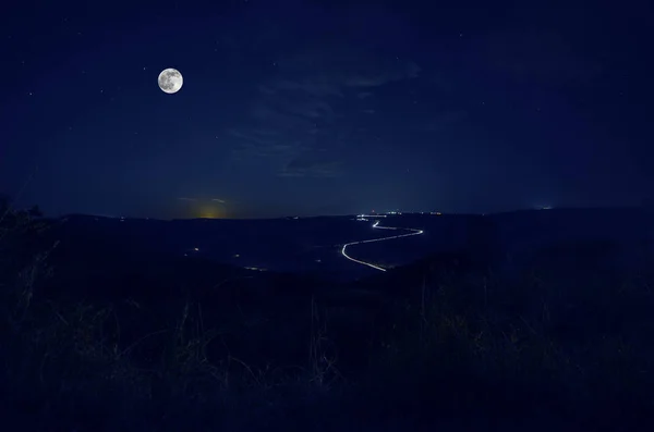 Fiume di montagna con pietre ed erba nella foresta ai piedi del pendio di montagna di notte alla luce della luna. Azerbaigian — Foto Stock