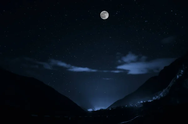 Fiume di montagna con pietre ed erba nella foresta ai piedi del pendio di montagna di notte alla luce della luna. Azerbaigian — Foto Stock