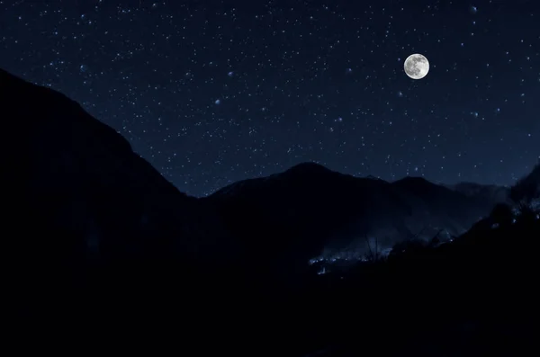 Hegyi folyó kövekkel és az erdő lábánál a hegy lejtőjén, éjjel a Hold fény fű. Azerbajdzsán — Stock Fotó
