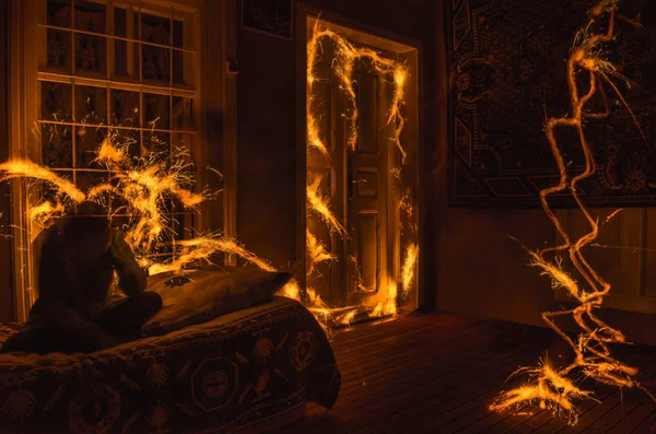 Fuegos artificiales abstractos fuego congelado en la ventana. Edificio de apartamentos en llamas por la noche. Concepto de fuego. Azerbaiyán — Foto de Stock