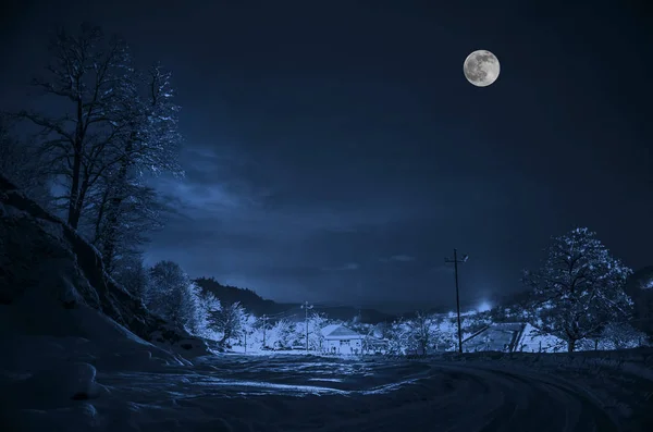 Floresta em um prado cheio de neve em altas montanhas com topos nevados à noite em luz de lua cheia. Azerbaijão. Lerik... — Fotografia de Stock