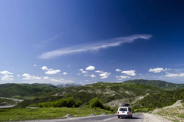 Pradera verde en la montaña. Composición de la naturaleza. Hermoso paisaje de Gran Cáucaso vista de primavera de la naturaleza. Primavera en Azerbaiyán. Shamakhi Ismailli — Foto de Stock