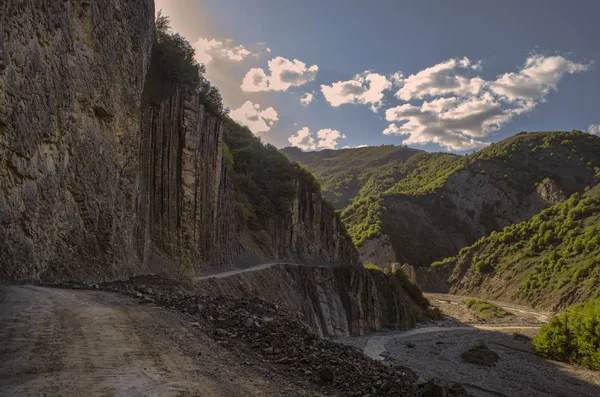 Ciclismo estrada de montanha. Estrada de montanha enevoada em altas montanhas céu nublado com estrada de montanha. Grande Cáucaso. Azerbaijão Lahic — Fotografia de Stock