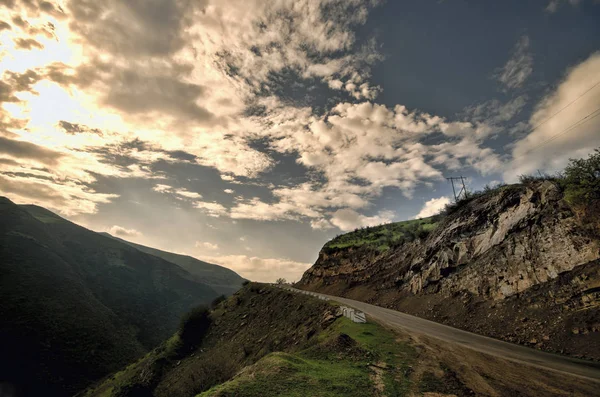 Ciclismo estrada de montanha. Estrada de montanha enevoada em altas montanhas. Céu nublado com estrada de montanha. Azerbaijão Montanhas Talish — Fotografia de Stock