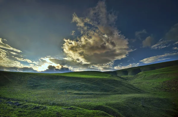 Krásná krajina v horách se sluncem za úsvitu. Hory na západ slunce. Ázerbájdžán, Talish hory. Yardimli — Stock fotografie