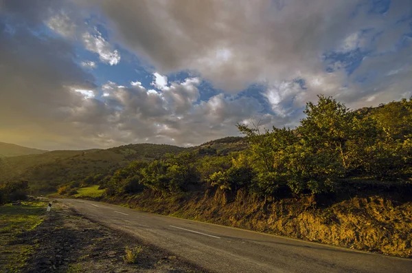 Ciclismo carretera de montaña. Misty carretera de montaña en las altas montañas. Cielo nublado con carretera de montaña. Azerbaiyán Talish Mountains — Foto de Stock