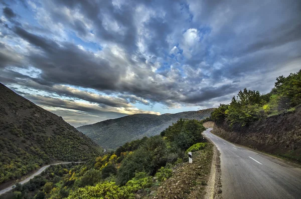 Ciclismo estrada de montanha. Estrada de montanha enevoada em altas montanhas. Céu nublado com estrada de montanha. Azerbaijão Montanhas Talish — Fotografia de Stock