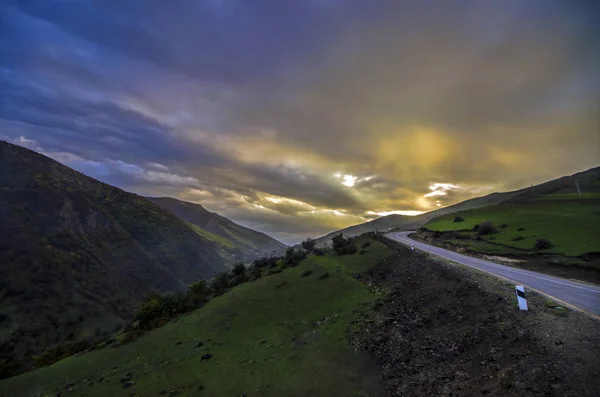 Ciclismo estrada de montanha. Estrada de montanha enevoada em altas montanhas. Céu nublado com estrada de montanha. Azerbaijão Montanhas Talish — Fotografia de Stock