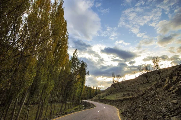 Велосипедная горная дорога. Туманная горная дорога в высоких горах. Облачное небо с горной дорогой. Талишские горы Азербайджана — стоковое фото