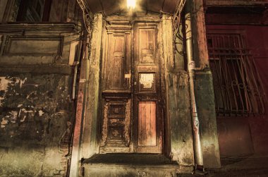 Gizemli kapalı kapı, Grunge ve kasvetli ortamda