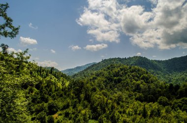 Görkemli bulutlu Dağları manzara. Dramatik gökyüzü bulutlar. Azerbaycan, büyük Caucasus