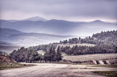 Görkemli günbatımı dağlar peyzaj. Dramatik gökyüzü bulutlar. Azerbaycan, Qazax büyük Caucasus