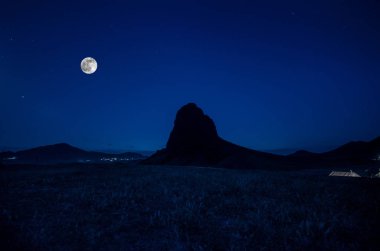 Güzel gece manzarası büyük dolunay ile gece yalnız Goyezen Dağı. Gece ay ışığında alan ve dağ eğimlidir. Azerbaycan büyük Kafkasya, Qazax doğa