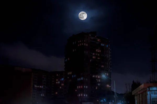 Pleine lune au-dessus de la ville la nuit, Bakou Azerbaïdjan. Pleine lune brillante sur gratte-ciel — Photo