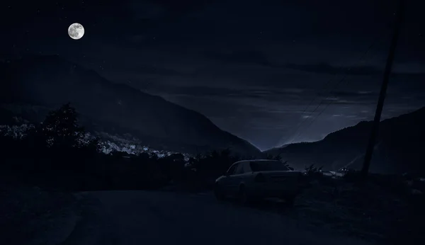 Όμορφη νυκτερινή άποψη της φωτεινό μαγικό φεγγάρι με σκούρο μπλε σύννεφα κάτω από τους λόφους — Φωτογραφία Αρχείου