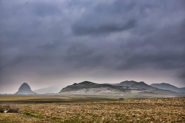 Majestátní západ slunce v horách krajině. Dramatická obloha mraky. Ázerbájdžán, Gazakh velký Kavkaz — Stock fotografie