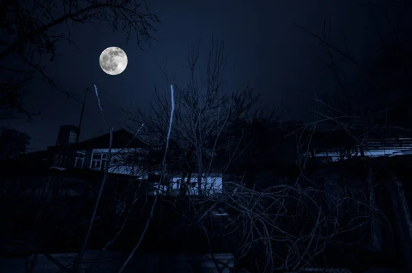 Красивий краєвид село вулиці з будівель і дерев і великий повний місяць в нічне небо. Великий Кавказ. Азербайджан природи розташовані — стокове фото