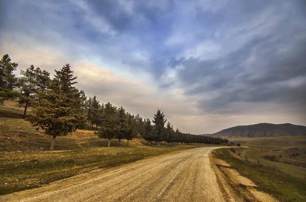 Majestätischer Sonnenuntergang in der Berglandschaft. Dramatische Wolken am Himmel. azerbaijan, gazach großer Kaukasus — Stockfoto