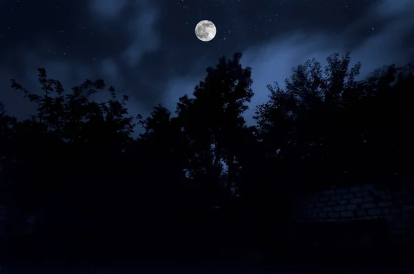 Prachtige landschap Dorpsstraat met gebouwen en bomen en grote volle maan op de nachtelijke hemel. Grote Caucasus. Azerbeidzjan natuur Gazakh — Stockfoto