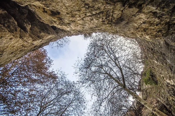 Caverna rochosa com árvores com vista para o céu. Gazakh Damcili Azerbaijão — Fotografia de Stock