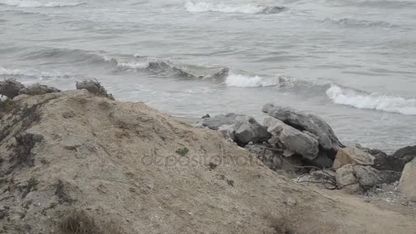 Ondas do mar bater contra a rocha, As ondas do Mar Cáspio estão batendo em uma construção metálica rochosa e velha na praia Clima nublado. Azerbaijão Absheron Novkhani — Vídeo de Stock