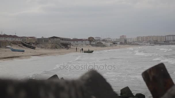 Barco de pesca en la orilla del mar Caspio en un clima tormentoso. Absheron Novkhani Azerbaiyán — Vídeo de stock