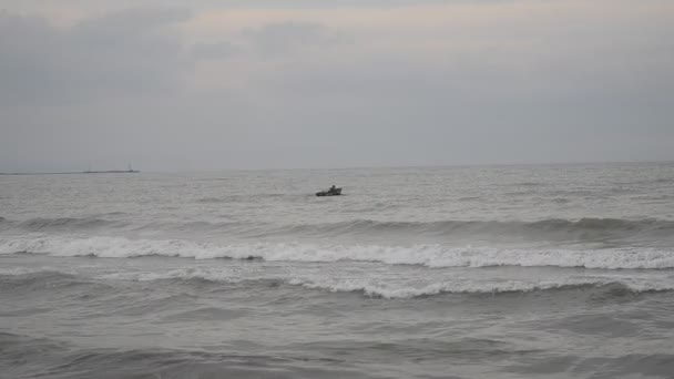 Barco de pesca en la orilla del mar Caspio en un clima tormentoso. Absheron Novkhani Azerbaiyán — Vídeo de stock