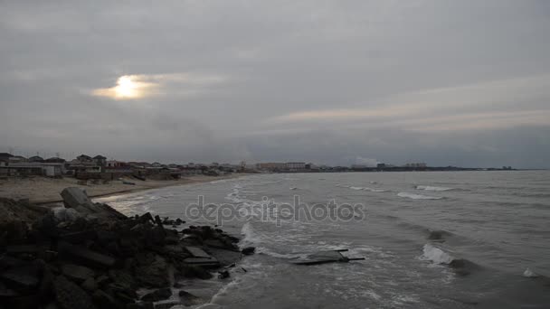 vagues de la mer s'écrasent contre le rocher, Les vagues de la mer Caspienne s'écrasent sur une construction rocheuse et métallique ancienne à la plage temps nuageux. Azerbaïdjan Absheron Novkhani 