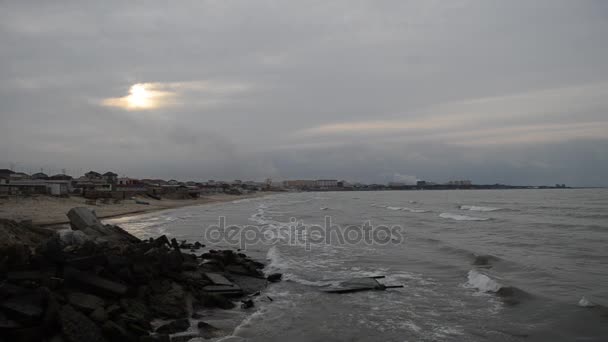 海海浪拍打岩石，里海的海浪上岩石和旧的金属结构，海滩多云的天气。阿塞拜疆阿普西 Novkhani — 图库视频影像