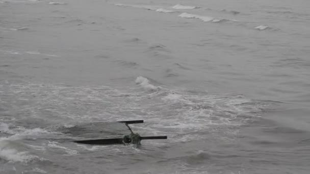 Vagues de la mer s'écrasent contre le rocher, Les vagues de la mer Caspienne s'écrasent sur une construction rocheuse et métallique ancienne à la plage temps nuageux. Azerbaïdjan Absheron Novkhani — Video