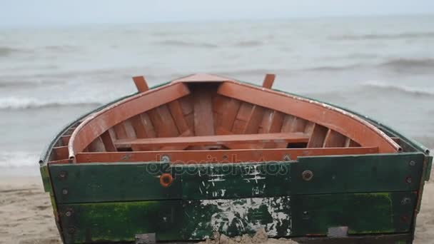 Рыбацкая лодка на берегу Каспийского моря в штормовую погоду. Абшерон Новхани Азербайджан — стоковое видео